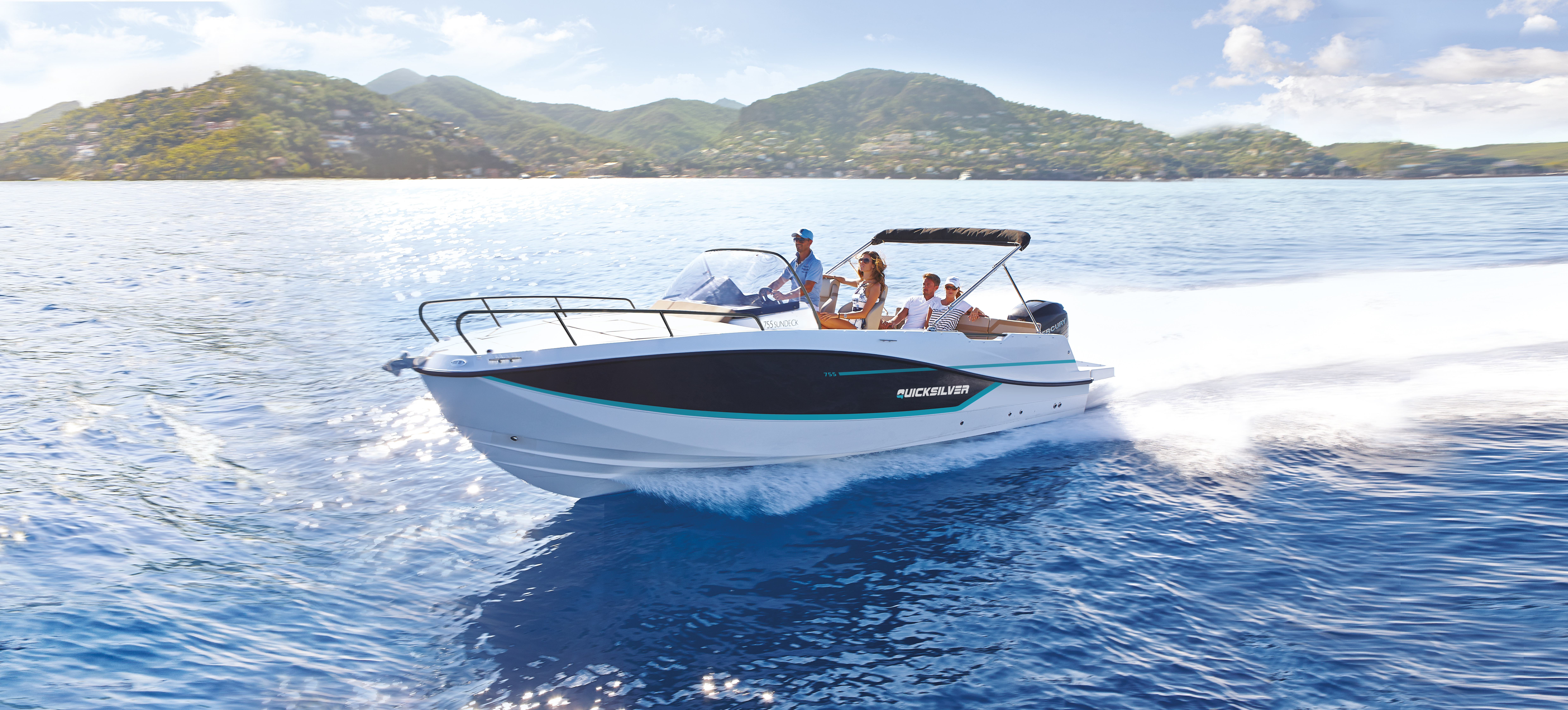 Bateau à moteur à quai