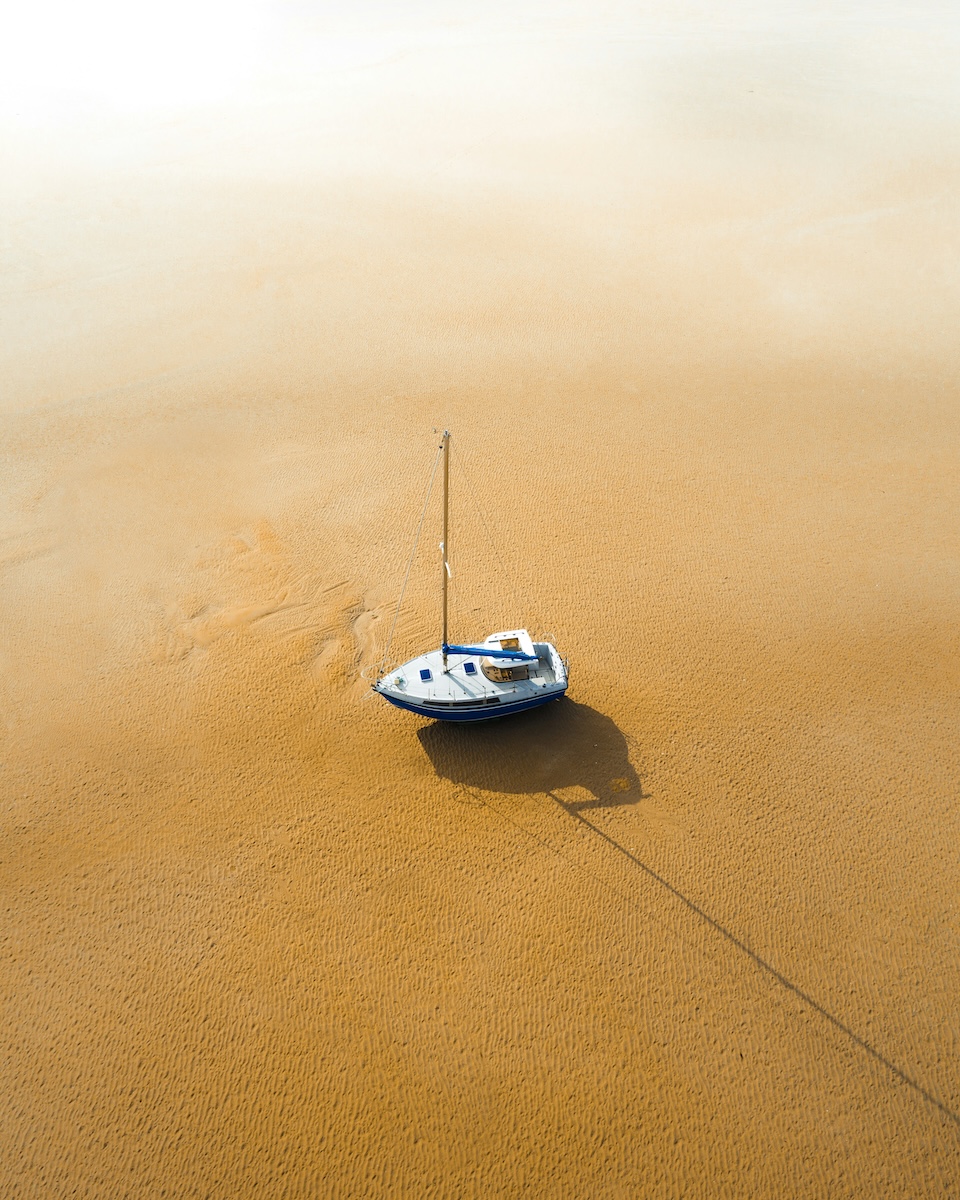 Voilier au milieu d'un désert de sable